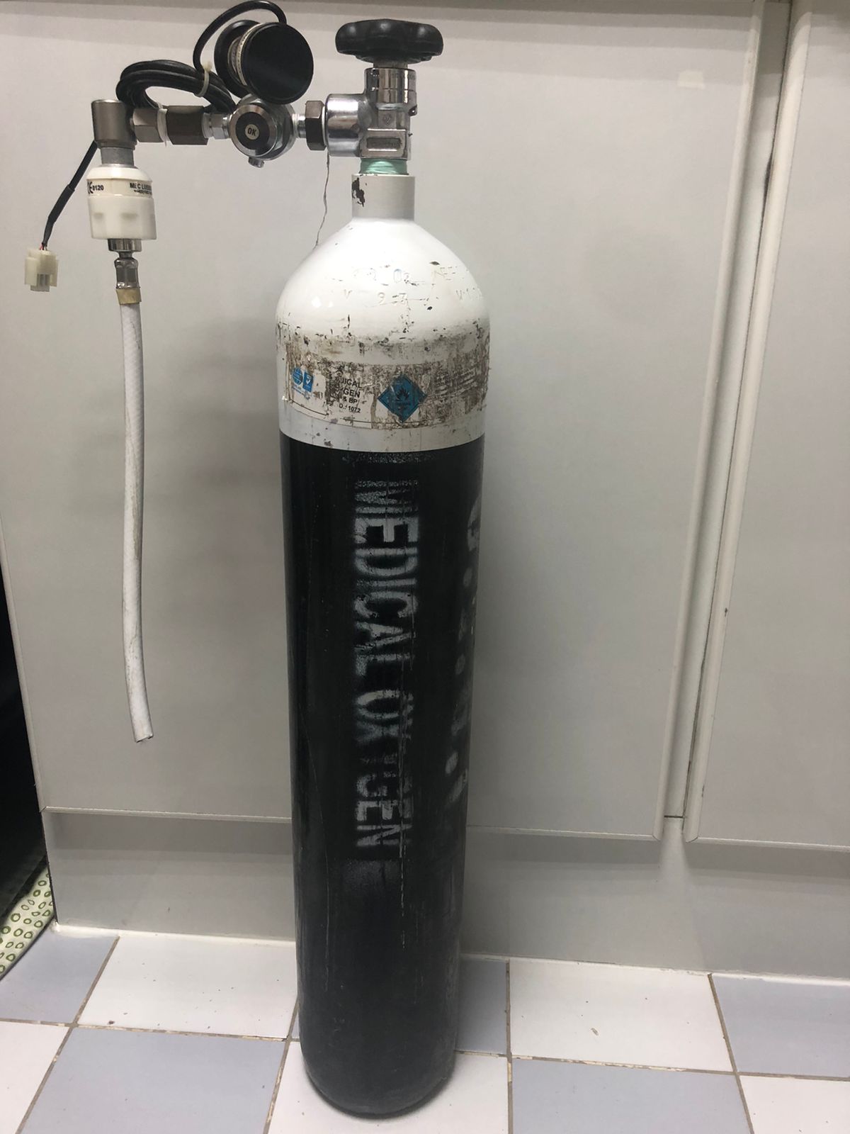 2 Oxygen cylinders with oxygen